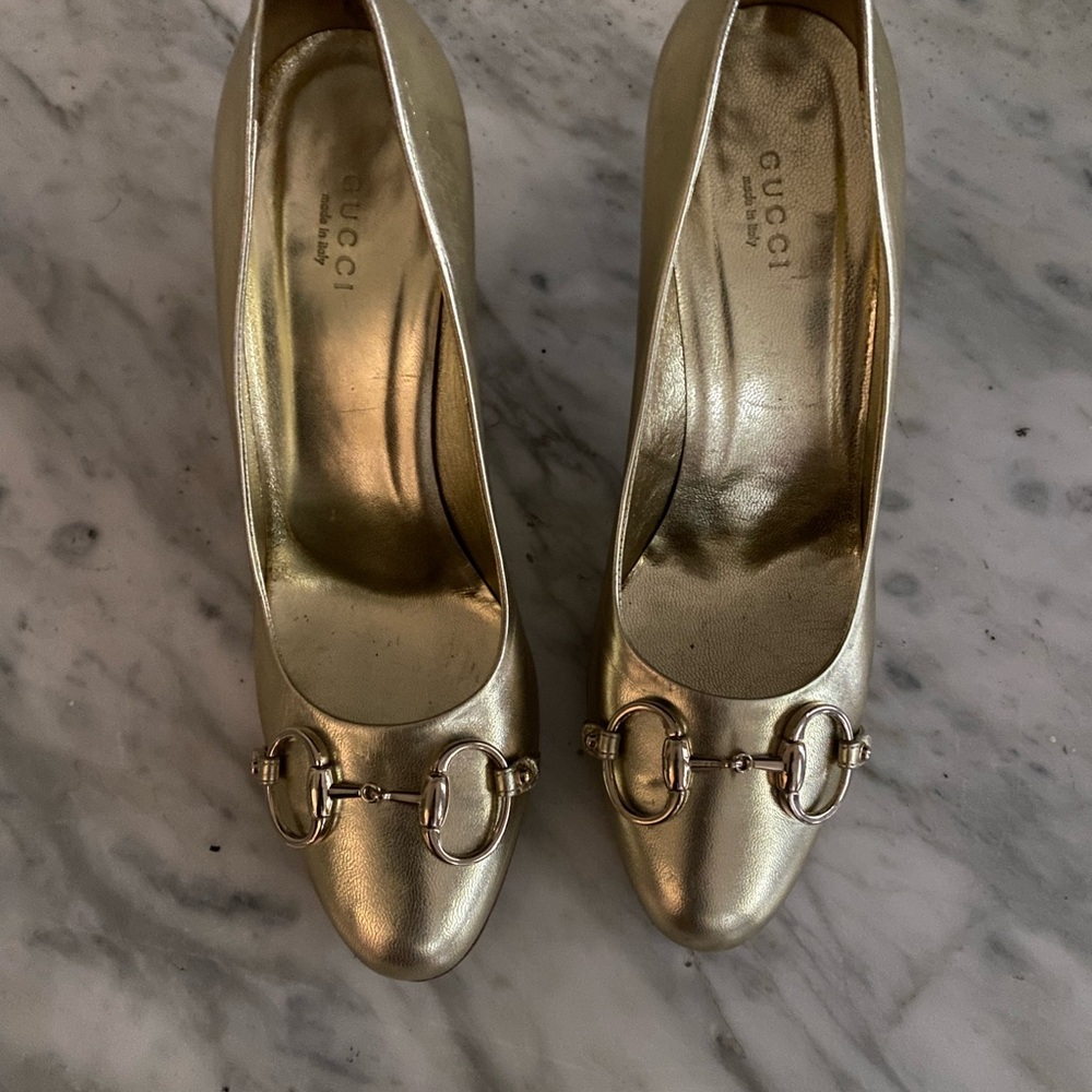 Gucci  pumps with signature logo horsebit on front. Shoe in excellent condition